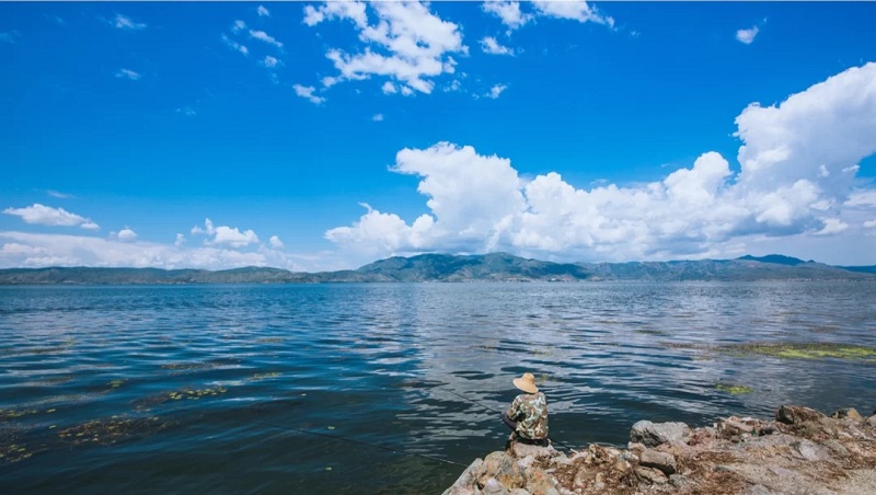 大理夏令營結(jié)合軍旅生涯增強青少年的集體榮譽感！