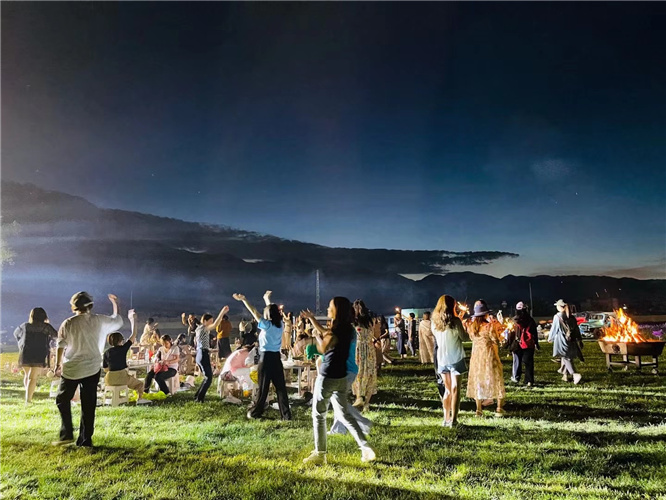 大理企業(yè)會(huì)議會(huì)展拓展訓(xùn)練篝火晚會(huì)