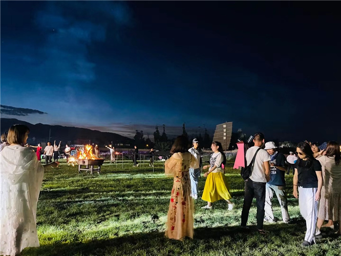 大理企業(yè)會(huì)議會(huì)展拓展訓(xùn)練篝火晚會(huì)
