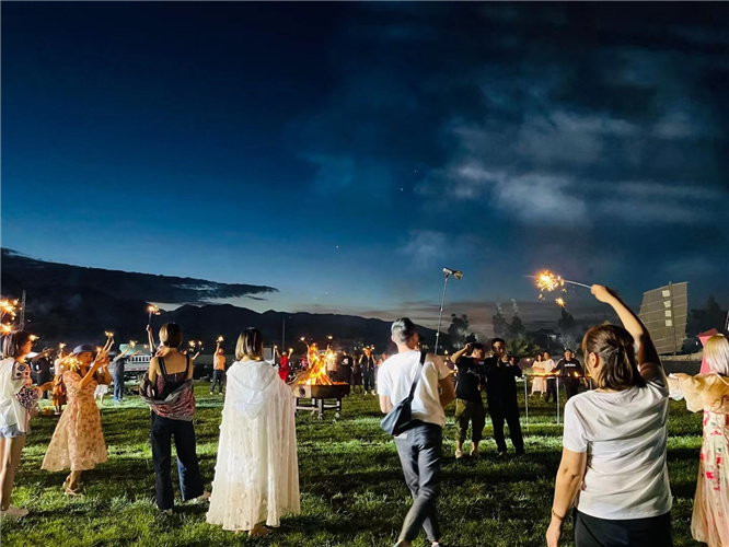 大理企業(yè)會(huì)議會(huì)展拓展訓(xùn)練篝火晚會(huì)