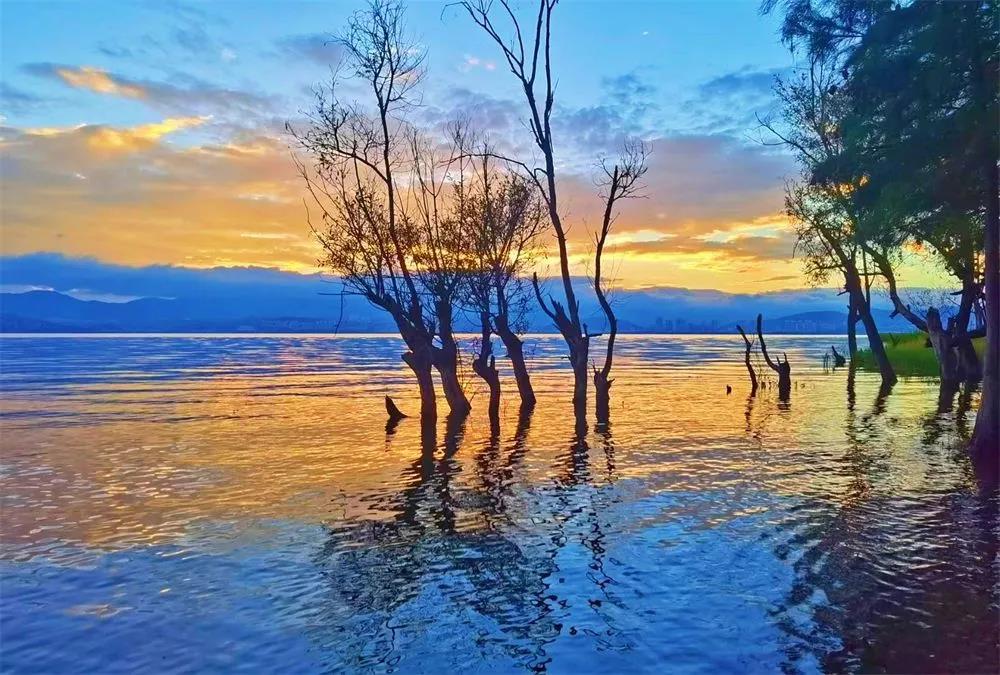 大理旅游攻略：十月，洱海生態(tài)廊道的晨曦一定不能錯(cuò)過(guò) 是來(lái)大理洱海騎行不可錯(cuò)過(guò)的風(fēng)景