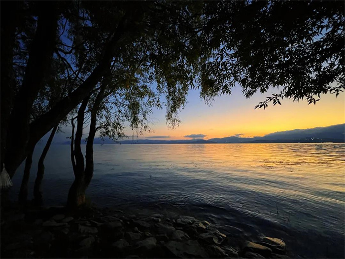 走，去趕一場(chǎng)洱海日出！洱海生態(tài)廊道日出,是大理徒步線路中的最佳美景